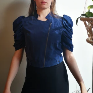 Jacka med puffärm - Djupblå kort jacka med puffärmar, i mockaliknande material 🧥💙 Frakt tillkommer! 