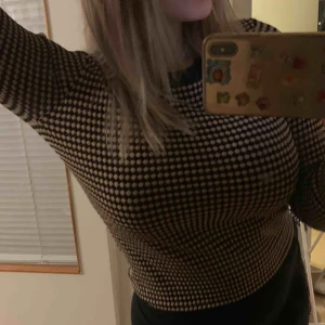  - Super snygg tröja från zara, säljs pga används ej. Den är i superbra skick. Passar till så mycket och sitter super bra, den har ganska stretchiga tyg🥰🥰skriv för fler bilder:)