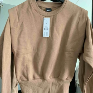  - Brun tröja från Gina Tricot, aldrig använd. Helt normal i storleken. 