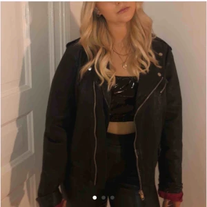  - Snygg oversized skinnjacka med rött foder. Den är från crocker