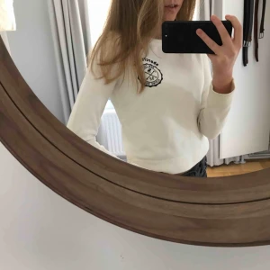  - En vit snygg collage tröja med ett svart märke på bröstet!🌸⚡️