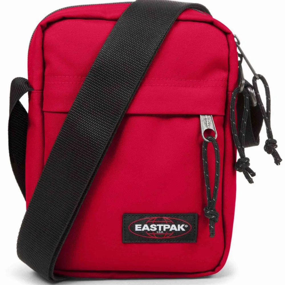 Röd axelväska från Eastpak köpt på Weekday, väskan har inga defekter och är i ett fräscht skick! Frakt på 30 tillkommer🥰. Väskor.