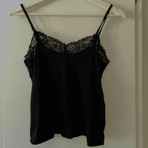  - Superfint spetslinne från BikBok som tyvärr blivit för litet för mig 🌸 Betalas med swish och köparen står för frakten 😊