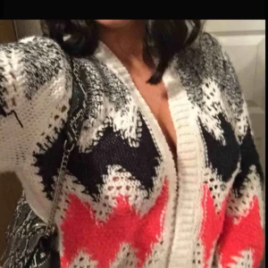  - Oversize stickad kofta med öppning i mitten! mysig och varm till vintern eller en kall sommarkväll❤️💜