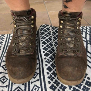  - Kängor , sparsamt använda , söker ny ägare!  Ser ut som gamla pjäxor :) 