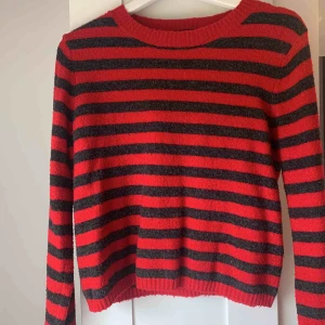  - Randig stickad tröja, jätteskön och snygg!! Kommer tyvärr inte till användning. Från bikbok