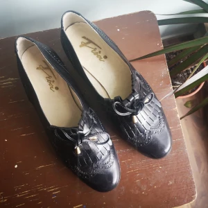 Italienska skor - Jättefina svarta skor i italiensk design ("made in Italy" på undersidan) 👞✨ Frakt tillkommer! 