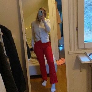 Röda jeans  - Jeans frpn gina tricot, använda 1 gång. De va för stora nypris 400kr