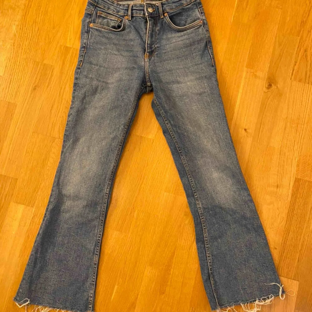 Säljer dessa blåa jeans ifrån Zara i en kick flare / cropped flare modell med slitningar nedtill. Är 167 och de är en aning korta för mig och en aning små. Jeans & Byxor.