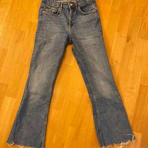 Säljer dessa blåa jeans ifrån Zara i en kick flare / cropped flare modell med slitningar nedtill. Är 167 och de är en aning korta för mig och en aning små