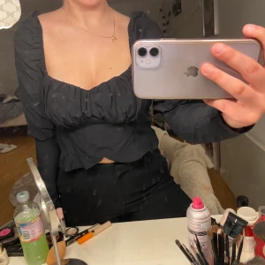 NA-KD topp strl 38 - Otroligt fin topp från NA-KD men säljer pga förliten. Storlek 38 men är mycket liten i storlek så passar 34-36 bättre. Kan mötas i Halmstad eller frakta (fraktpris tillkommer- 22kr)