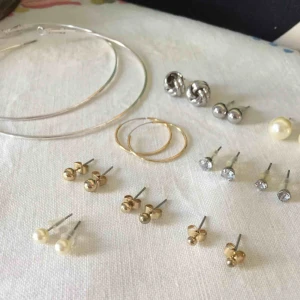  - Säljer örhängen (ej äkta) antingen styckvis eller paketpris. Paketpris för alla: 90kr inkl. Styckpris: 25kr inkl