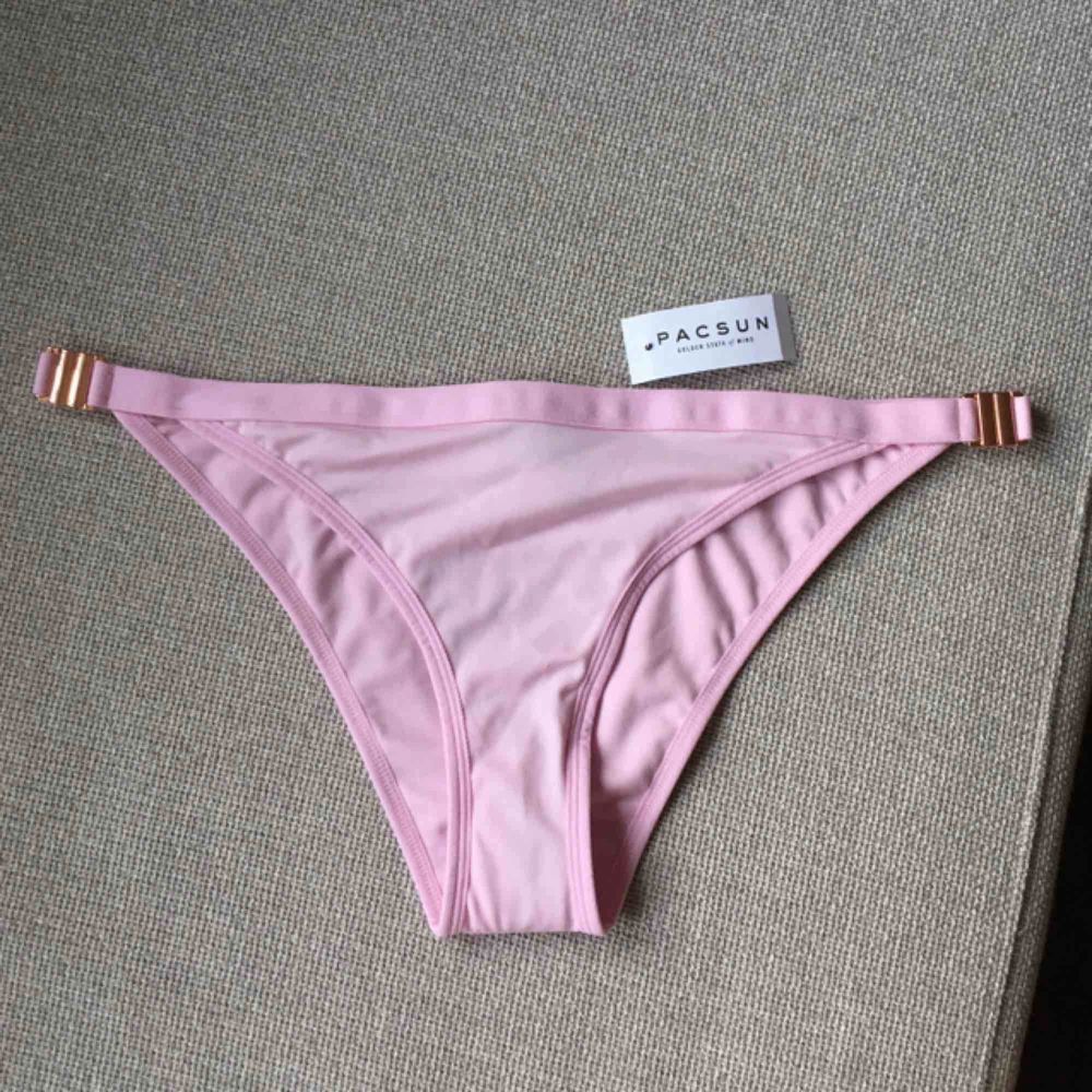 En rosa bikini (aldrig använd)  Köparens storlek är XL men toppen passar mig och jag har L och trosorna är lite för stora för mig som har M/L😊. Övrigt.