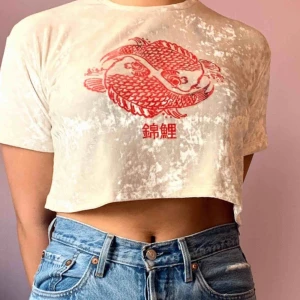  - Jättesnygg croppad sammetströja med fint motiv😍 Spicear upp vilken outfit som helst✨