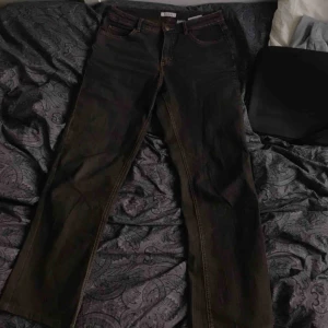  - Ett par grön,brun mörka byxor. Köpta second hand