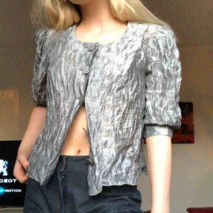  - Sjukt fin blus med puffärmar man knäpper framtill! Väldigt fina rosdetaljer också, köpt på en vintagebutik!