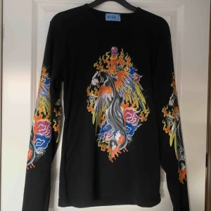  - Långärmad tröja med tryck på armar och bröst.  Du står för frakt om vi inte möts upp :)