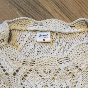  - Superfin stickad tröja i mönster ! (Se bild 3) från SvarreSTRIK. Inga defekter och tröjan håller sin form, skriv för fler bilder 🥰