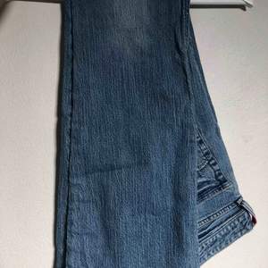 Ljusa Levis jeans med bootcut. I väldigt bra skick. Säljs på grund av för små. Köparen står för frakt & jag kan mötas upp i gävle💙💎👖