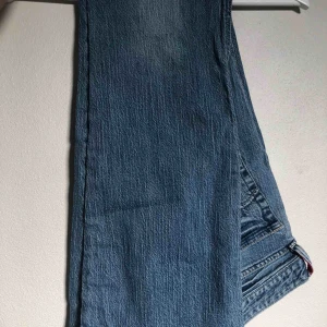  - Ljusa Levis jeans med bootcut. I väldigt bra skick. Säljs på grund av för små. Köparen står för frakt & jag kan mötas upp i gävle💙💎👖
