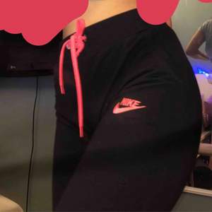 Fina Nike byxor neon rosa snöre och text köparen står för frakten 