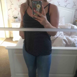 Hollister linne - Säljer detta jättefina och sköna linnet från Hollister då det inte kommer till någon användning längre. Köpare står för frakten.