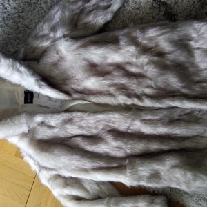Päls jacka  - Säljer helt ny fake päls jacka från bohoo i strl 38/40 en liten 40. Jackan är helt oanvänd med alla lappar kvar nypris 800-900kr har även luva på jackan materialet är väldigt mjukt kan hämtas eller skickas köparen står för frakten 