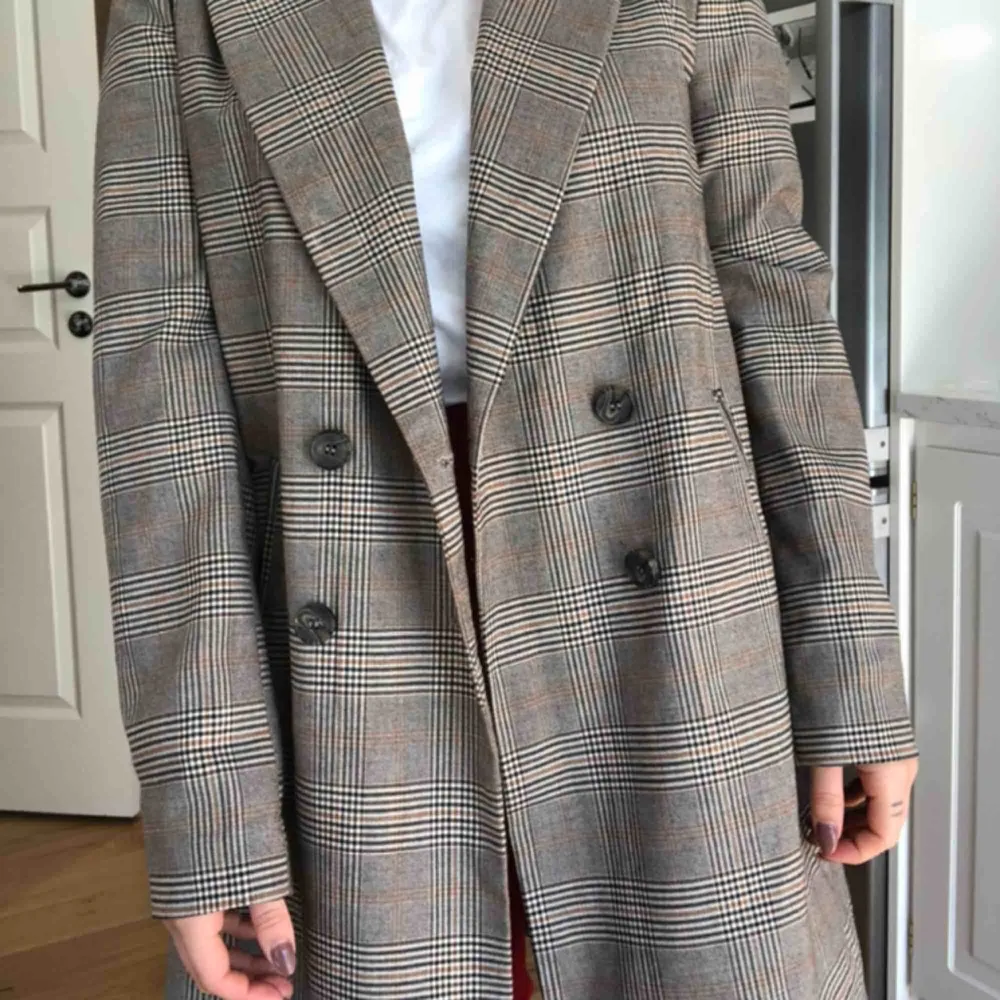 Snygg oversize trenchcoat från zara. Mycket fint skick. Knappt använd.. Jackor.