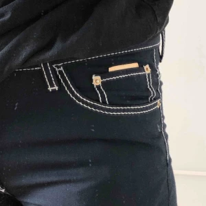  - Eytys cypress byxor i ylle. Marinblåa typ, väldigt väldigt mörkblå. Passar inte på mig, därav Google bilder. Knappt använda som nyskick  Köparen står för frakt. Kan mötas i centrala sthlm 