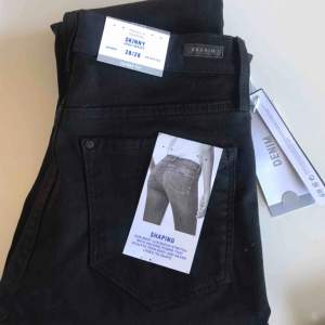 Helt nya svarta Shaping jeans i stl: 28/28.  Köpt på HM.  Modell Skinny High Waist.  200kr fri frakt!  