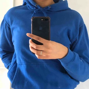  - Klarblå hoodie  Köparen står för frakt. Kan mötas i centrala sthlm
