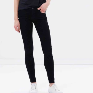  - Mid rise skinny Levi’s jeans. Välanvänd men inga fel på den. Frakt ingår i priset