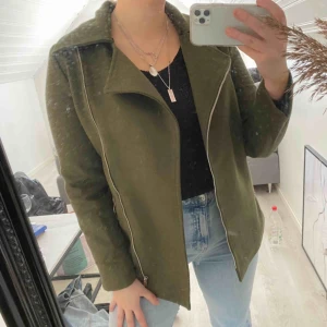  - Helt oanvänd jacka/kappa med prislapp kvar. Inköpt för 400:- säljer för 200:- från NA-KD.