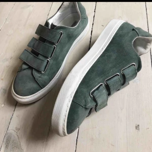  -    Säljer tyvärr dessa snygga skor. Köptes på plick men var tyvärr förstora. Originalpris 1499kr, slutsåld på hemsidan ( bilderna är lånade från den tidigare ägaren) Möts upp i Danderyd eller köparen står för frakt 😊❤️  ❌Budet är på 600kr❌ 