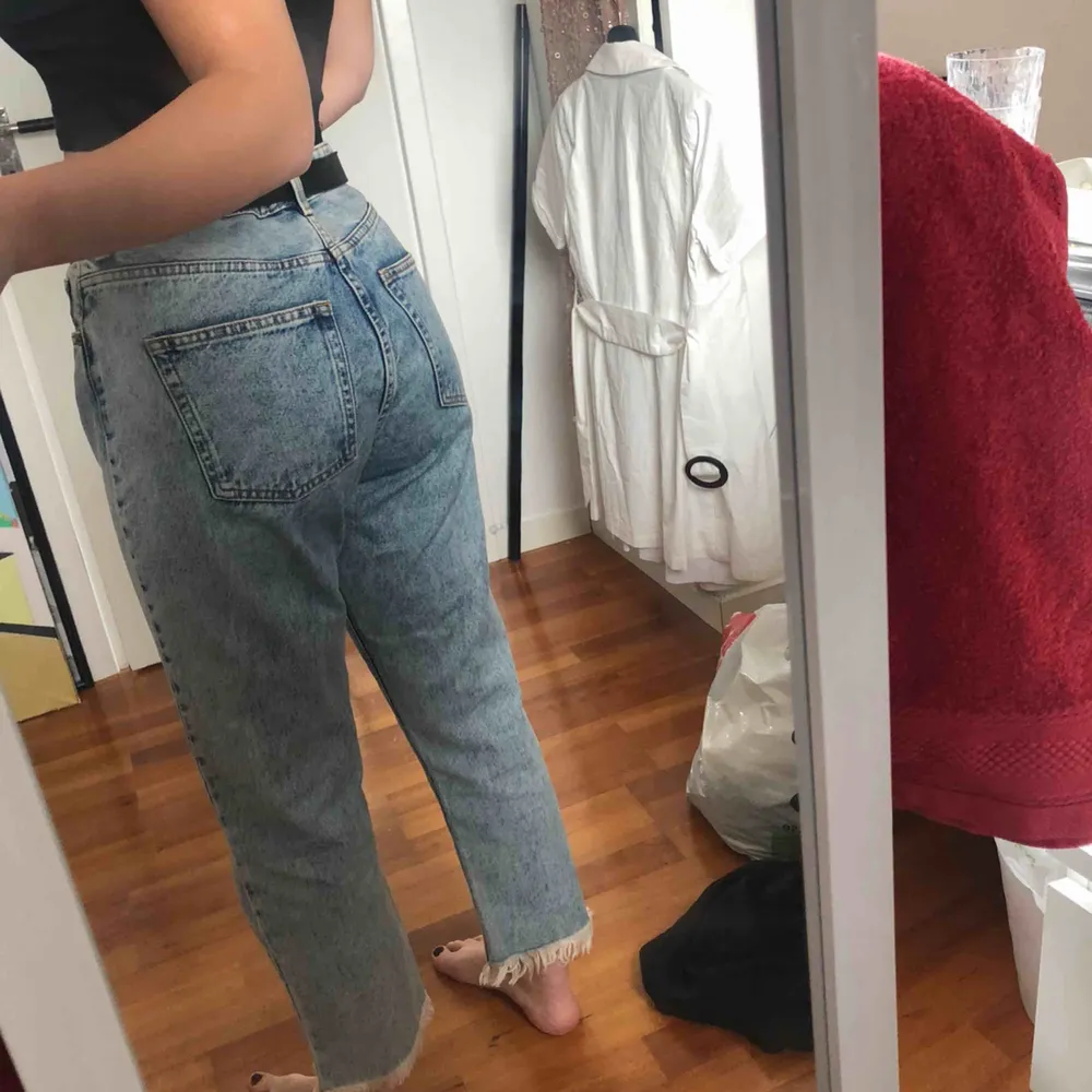 Ett par supersnygga jeans ifrån monki, jeansen är i storlek 27, jag är 161 cm lång. Frakt tillkommer. Jeans & Byxor.