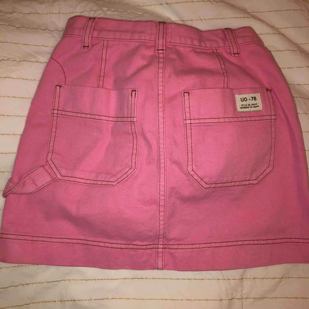 Intressekoll på den här superfina rosa jeans kjolen. Köpt i London i somras på Urban Outfitters💞💞 använd några få gånger!. Kjolar.
