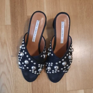 & other stories skor - Skor i äkta läder från and other stories.  Knappt använda, super sköna pga perfekt låg klack. Ca 5 cm