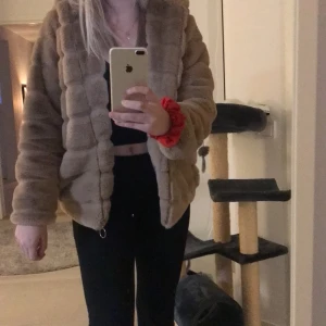 Pälsjacka - Skön päls med fickor, dragkedja och en luva. Fake päls såklart + priset är inkl frant