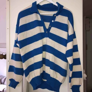  - Fin blå randig tröja. Ev frakt 39kr 🌸