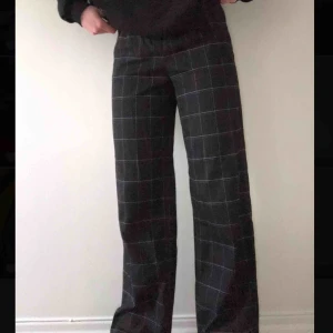  - Rutiga byxor i färgerna blå och vit! Hör av er vid frågor!