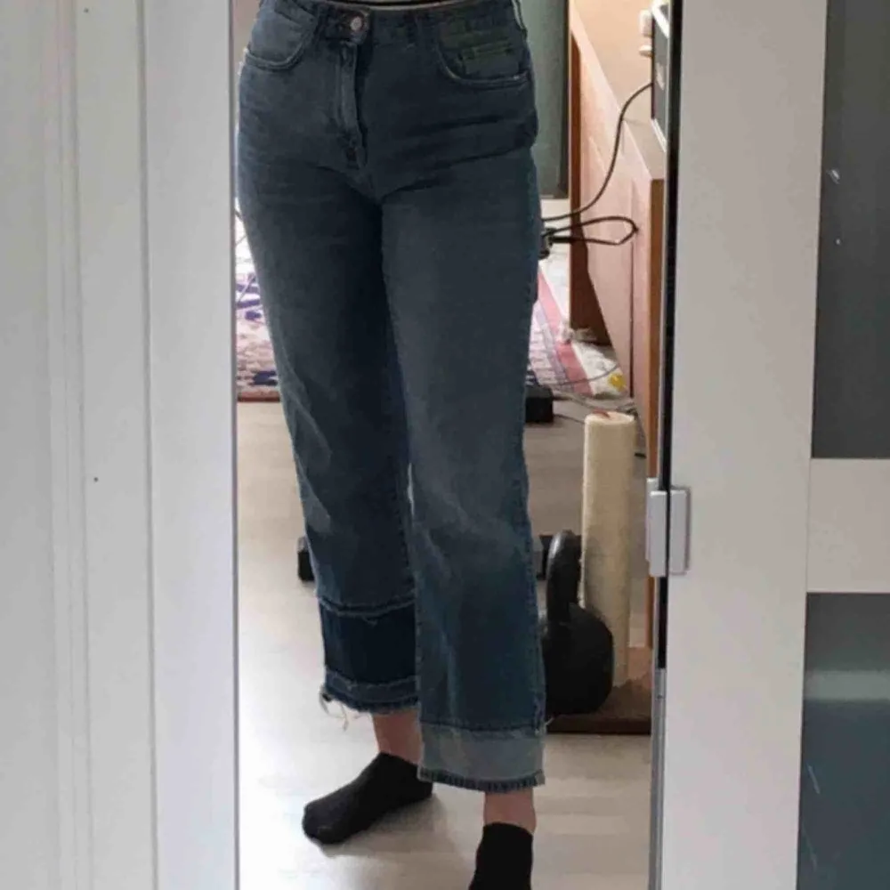 Är 171cm, gissar på att inseam på dessa är 29 inches. Midjan är 30 (76cm) på jeansen. Köparen står för frakten (63kr). Jeans & Byxor.