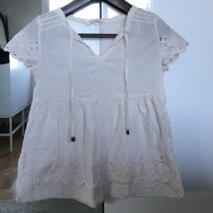 Blus, Odd Molly - Kortärmad blus från Odd Molly. Så söt!! Storlek 0 och passar mig som är XS. Den är i bra skick! 