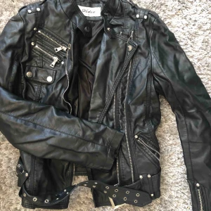 Skinnjacka - skinnjacka köpt i usa , Frakt tillkommer 💕 