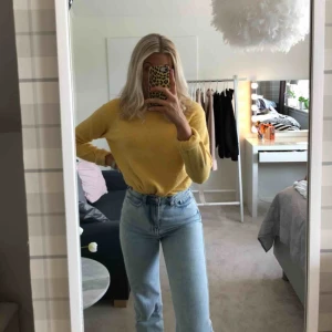  - Gul stickad tröja från Vero Moda i storlek S. Väldigt skön stickad tröja som inte sticks alls💛💛