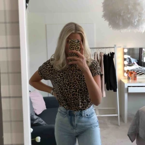  - T-shirt i leopardmönster från ONLY. Denna är i en oversized modell i storlek XS och den går utmärkt att knyta och stoppa ner🖤🐆