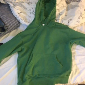 Grön collusion hoodie - Använd någon enstaka gång! Väldigt skön och mysig! Står inte för frakten🥰