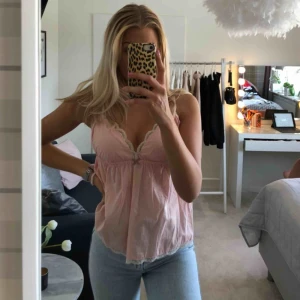  - Fint linne i ljusrosa med spets från Odd molly. Storleken är en 2 i deras egna storlekar, men jag skulle säga att den passar en xs/s jättebra. Fint linne till sommaren💞