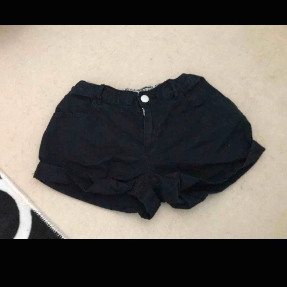 Shorts: - Stl. 152 - Köpt från h&m - Bra skick - Pris: 70kr + frakt🛍 . Shorts.