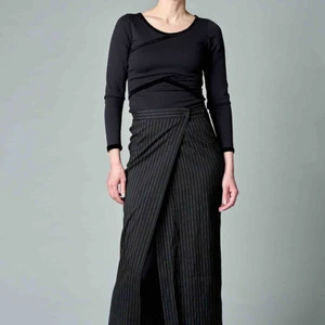 Bodycon-top - En smäcker topp med sammetsapplikation och sammet kring ärm och hals. 90% polyamid 10% elastan. 30C fintvätt. Mäter 42 cm mitt fram och 60 cm i midjan. 