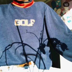  - supergullig tjocktröja med vintage vibe, står GOLF på den. säljer pga att jag inte använder. frakt 63kr (kan även mötas i sthlm innerstad) EDIT: BUDGIVNING FRÅN 200 KR, STÄNGE LÖRDAG 25/4 20:00